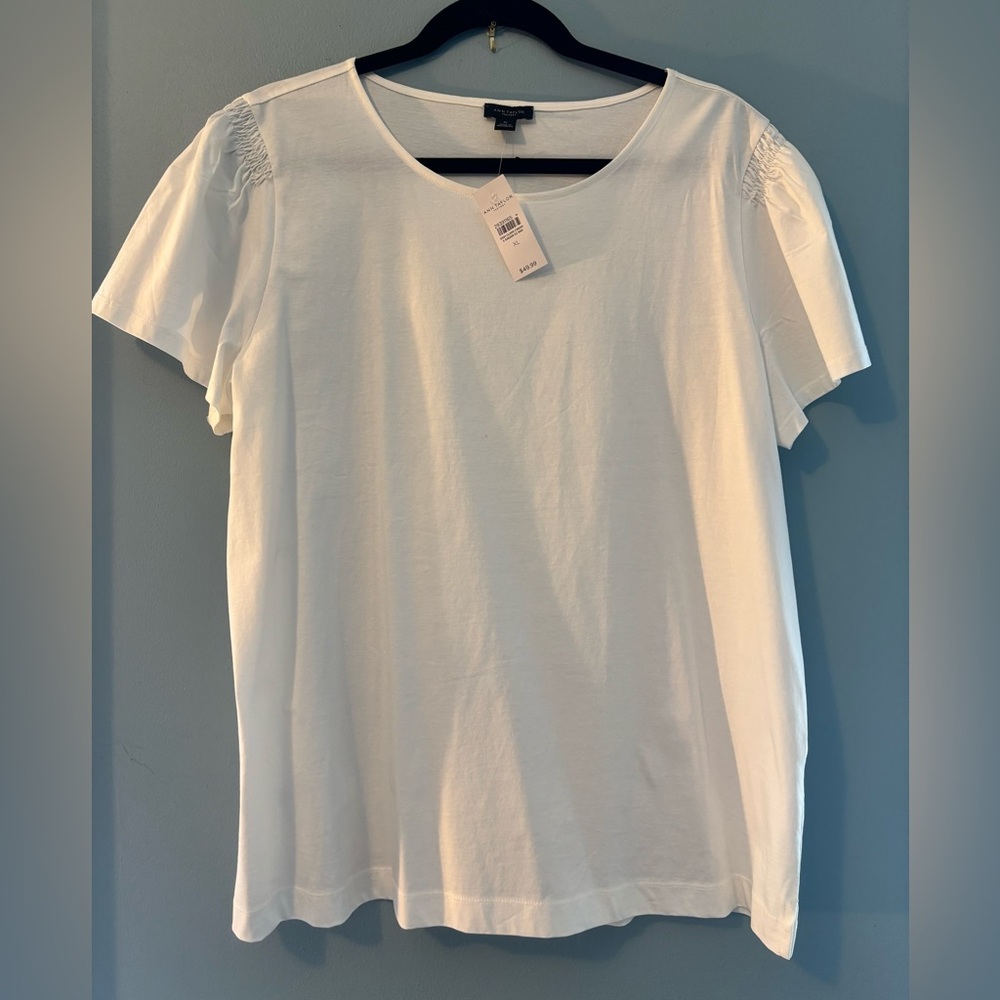 ANN TAYLOR FACTORY White Ruched-Shoulder Crewneck Tee - Women size XL. NWT
